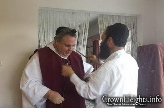 Tefillin on a Catholic Priest. Credit: crownheights.info